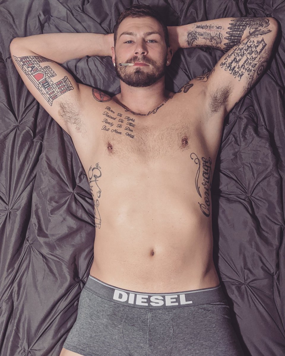 ScottLegendXXX's tweet photo. I got a joint in my mouth but a blunt in my 👀👀👀 you can see it on my only fans link in bio #gay #bi #gayboy #gayboi #gaytattoo #gaytats #gaymilitary #gaymarine #gaystoner #bigdick #Bigdickman #bitattoos #bitattoo #bistoner https://t.co/QYEetGy3dB