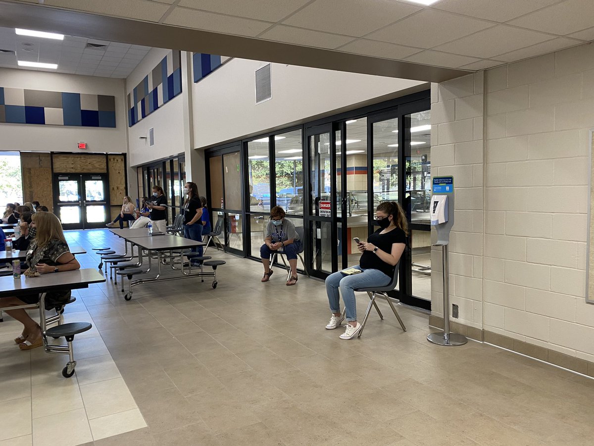 JenniferBaek3's tweet image. Hey! Hey! The Mustang family is back together. Socially distanced but close at heart. ❤️ 
#ItsWhatMustangsDo #MustangPride 
@DauphinJoy @cyfairMillsap @CyFairISD