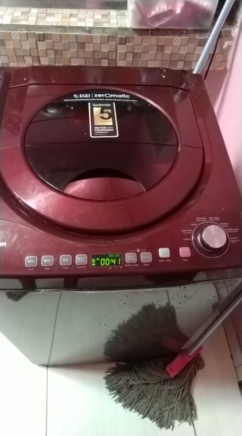 Pagi ini
S: Mbak ini mesin cuci enggak mau ngisi airnya ( sambil bongkar-bongkar selang barangkali ada yang mampet).

N:  Nyalain dulu atuh powernya.

S: Ohhh,( kaget ) maaf yang ku tau cuma mesin cuci yang diputer.

N: Yang putih gede itu ya

S: iya. Jadul banget saya