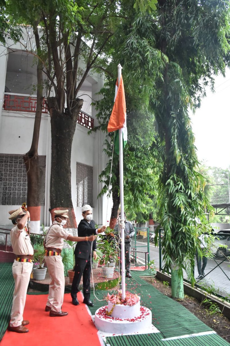 CollectorBhopal's tweet photo. #IndependenceDay के अवसर पर कलेक्टर भोपाल श्री @AvinashLavania ने कार्यालय परिसर में ध्वजारोहण किया।
#JansamparkMP https://t.co/SQR9AXYg8q