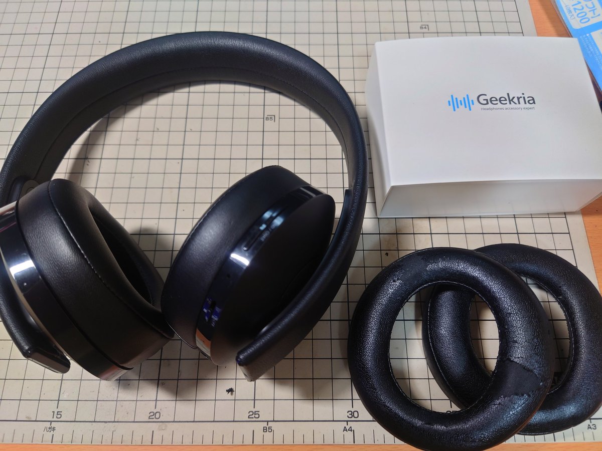 スパーク Fenrir Ps4ヘッドセットのパッドがボロくなってきたので交換したいと思ったが ソニー純正だとこの手の イヤーパッドは高いので 別のヘッドホンで左右セット5千円以上した アマゾンでサードパーティ製を購入