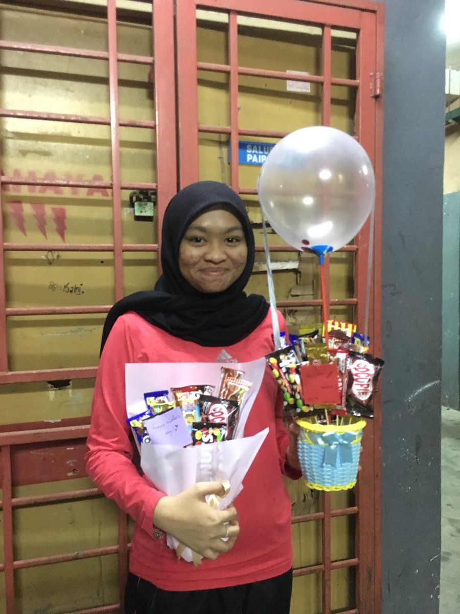 Choc bucket Gambar sebelah yg cust kita pegang tu the latest one. Cute je sekali belon kn. Korang boleh reuqest nk belon mcm mana. Sis buatkan, janji korang puas hati okay? Btw choc bucket ni Rm40 je!