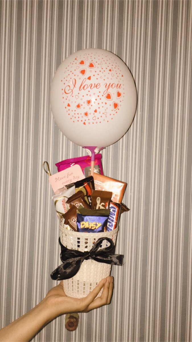 Choc bucket Gambar sebelah yg cust kita pegang tu the latest one. Cute je sekali belon kn. Korang boleh reuqest nk belon mcm mana. Sis buatkan, janji korang puas hati okay? Btw choc bucket ni Rm40 je!