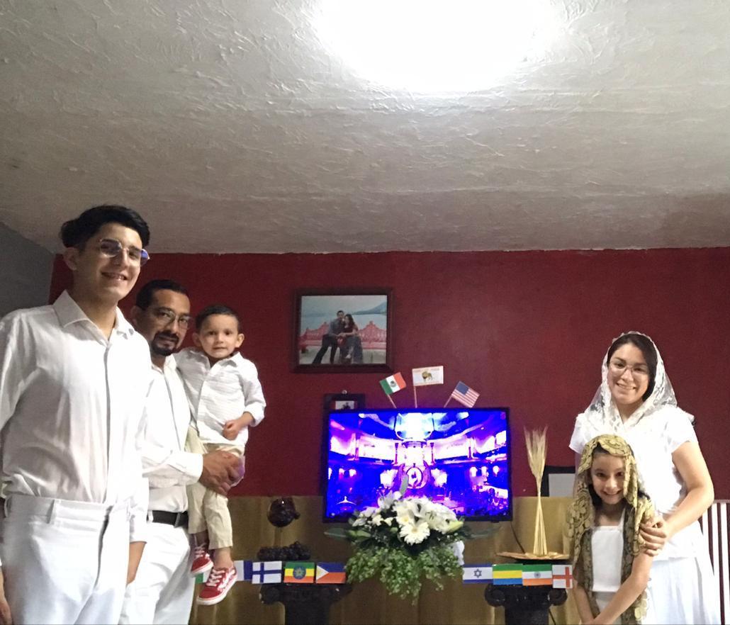 IvanUD's tweet photo. Familia Espinoza de la Cruz, unida a la alegría de la Iglesia La Luz del Mundo esparcida por el mundo
Santa Cena 2020
#ElAmorNosUne
#SantaCena2020 https://t.co/zsyqsdsLEv