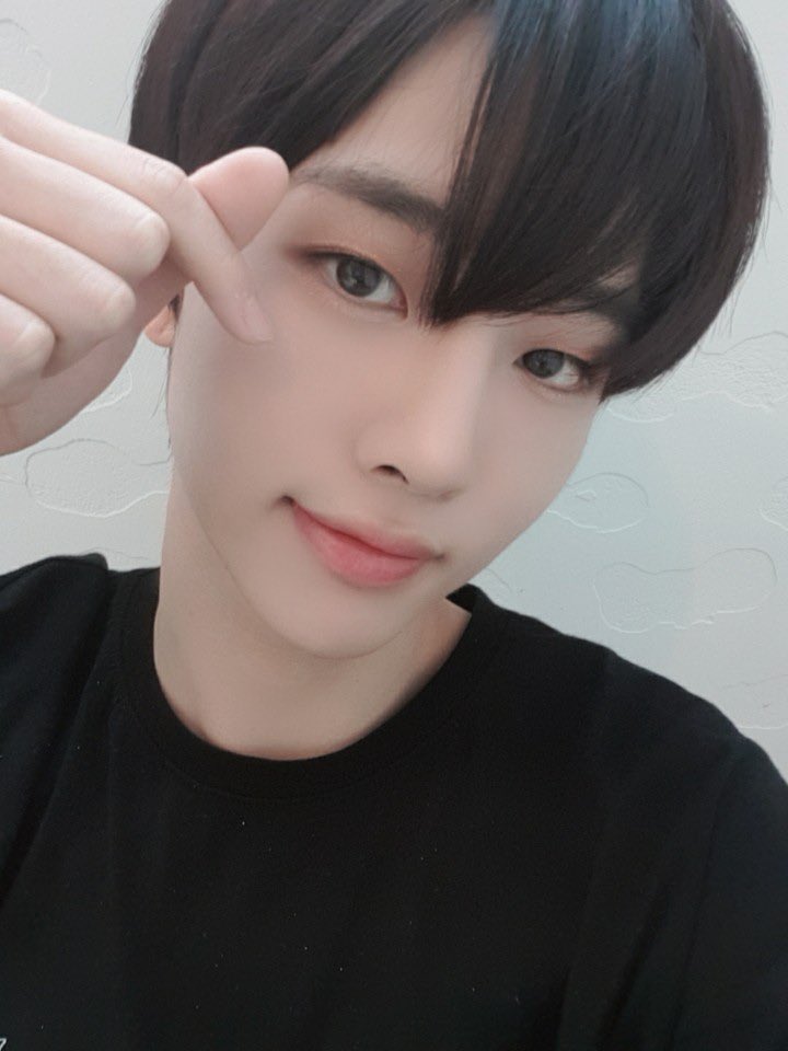 Woollim_rookie's tweet photo. [Woollim_Rookie_협] 저 협이에요!🐹 지금 생일이 지난 시점이지만 축하해주신거에 대해 아직까지 많이 설렌답니다 ㅎㅎ😘 저희 모두 열심히 준비하고 있으니까 조금만 더 기다려주세요! 곧 다시 만나요! 약속😉❤💙💜

#Woollim #울림 #이협 https://t.co/uKCWjAKa5D