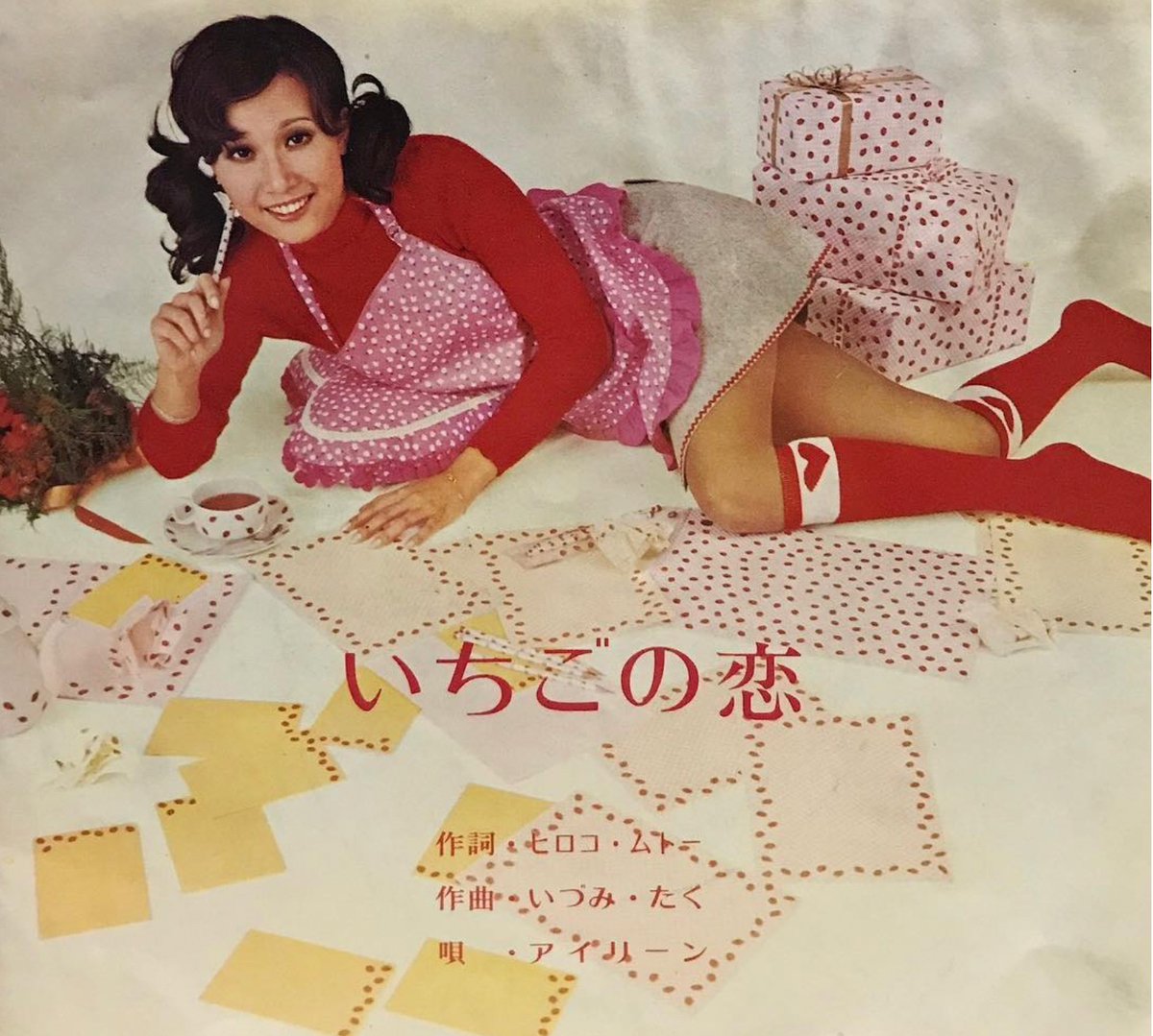 Word of the strawberries’ success inspired Shintaro Tsuji, who ran a struggling firm called Yamanashi Silk Center. He put strawberry motifs on kidswear: rubber sandals, handkerchiefs, small pouches & cups. They sold like wildfire. Seems obvious now; but blew peoples’ minds. (7/x