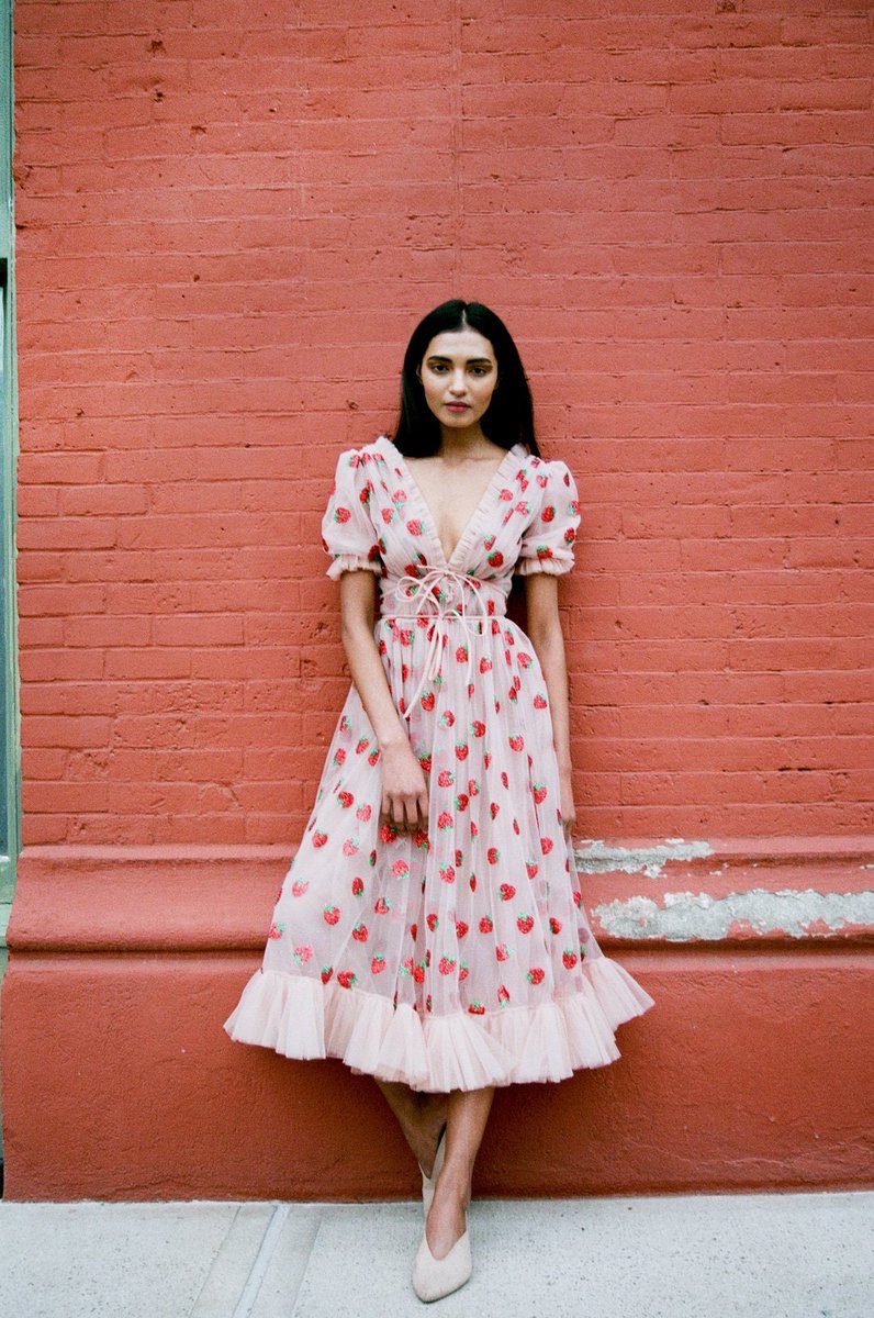Lirika Matoshi’s strawberry dress is something “that Cinderella, a toddler, and a A-list celebrity would all happily wear,” as Vogue puts it. Runé Naito, who himself worshipped  @Voguemagazine, would undoubtedly approve. Amazing full circle from those Sixties strawberries. (11/x