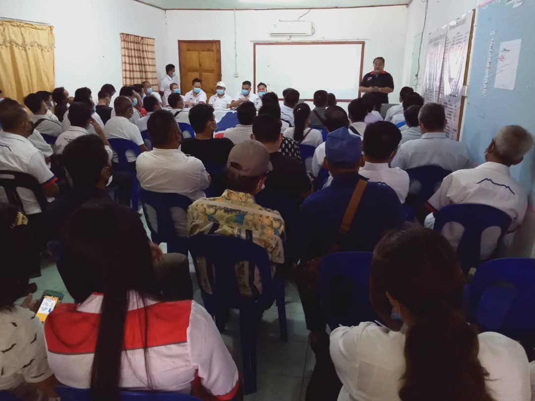 UPKOSepanggar's tweet photo. Gendang Sudah Dipalu, Radu Tetap Radu. Pemantapan jentera UPKO diperhebatkan lagi bagi menghadapi cabaran.

Hari ini, Ketua Bahagian Datuk Wong Thien Fook selaku Timbalan Setiausaha Agung turun padang ke Bahagian Kinabatangan untuk memberi penerangan kpd AJK dan Ahli DUN Kuamut. https://t.co/eARyFczqSw