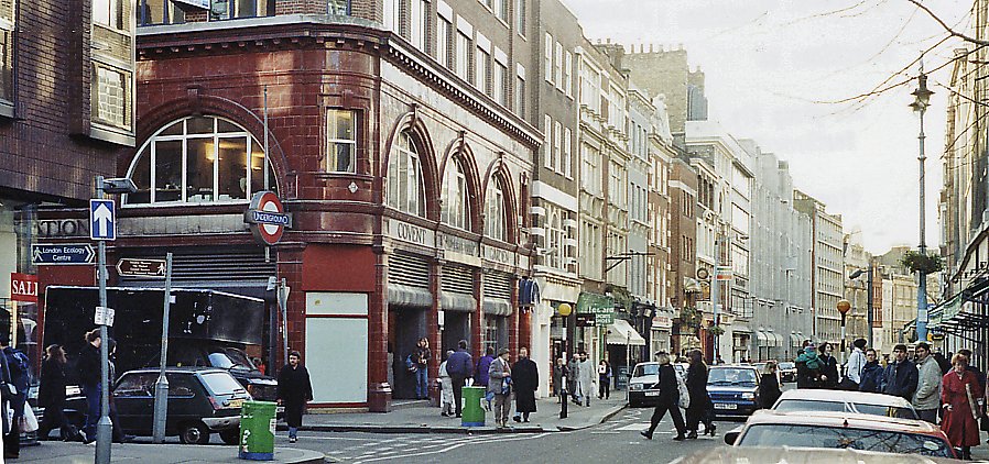 27/65Besides its controversial residents, Long Acre also hosted a thriving coachmaking industry. If you saw a horse-drawn carriage anywhere in the city back then, it most likely came from a workshop here. Today, coachmakers have given way to car dealers.