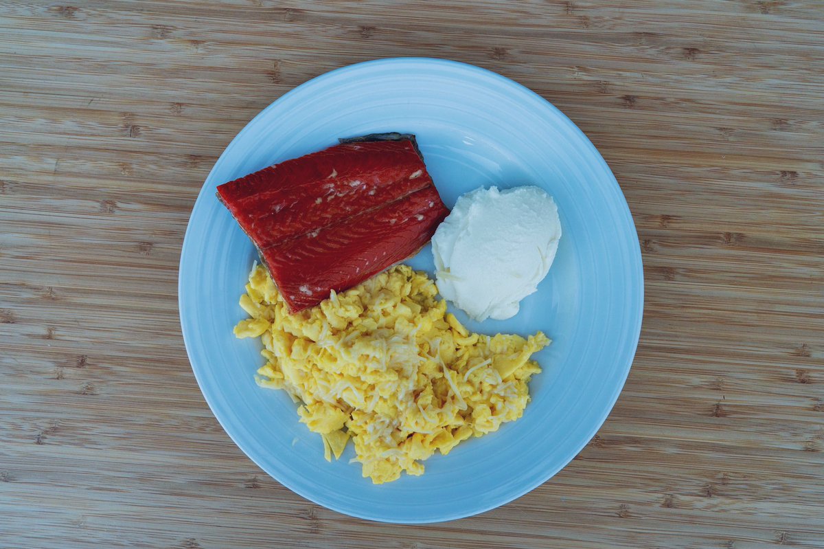 dinner:  smoked salmon, scrambled eggs with parmesan, and some part skim ricotta  ☺︎ 

not super fancy but the real news here is that the entire meal prep took THREE MINUTES 👊🏽