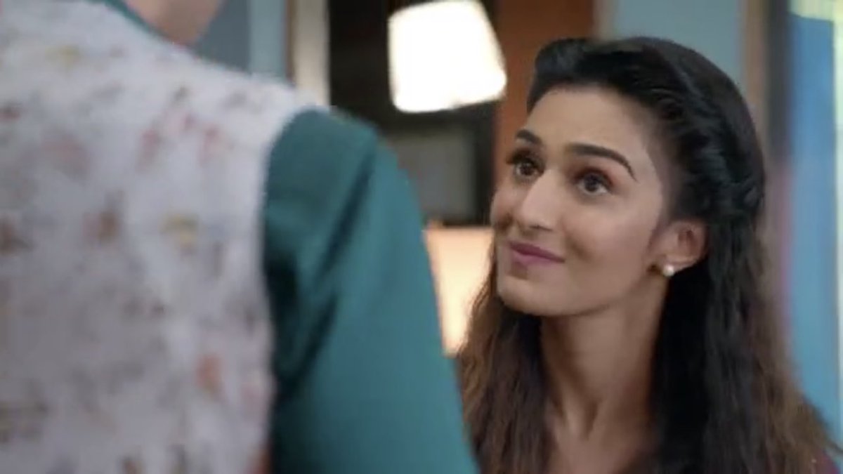 When A said “listen”  #EricaFernandes expression as  #Prerna (SS1) When A said he has no time and was about to leave ...  #Prerna-“Hello Excuse me, Stand here while I am talking to you”  #EricaFernandes  #KasautiiZindagiiKay
