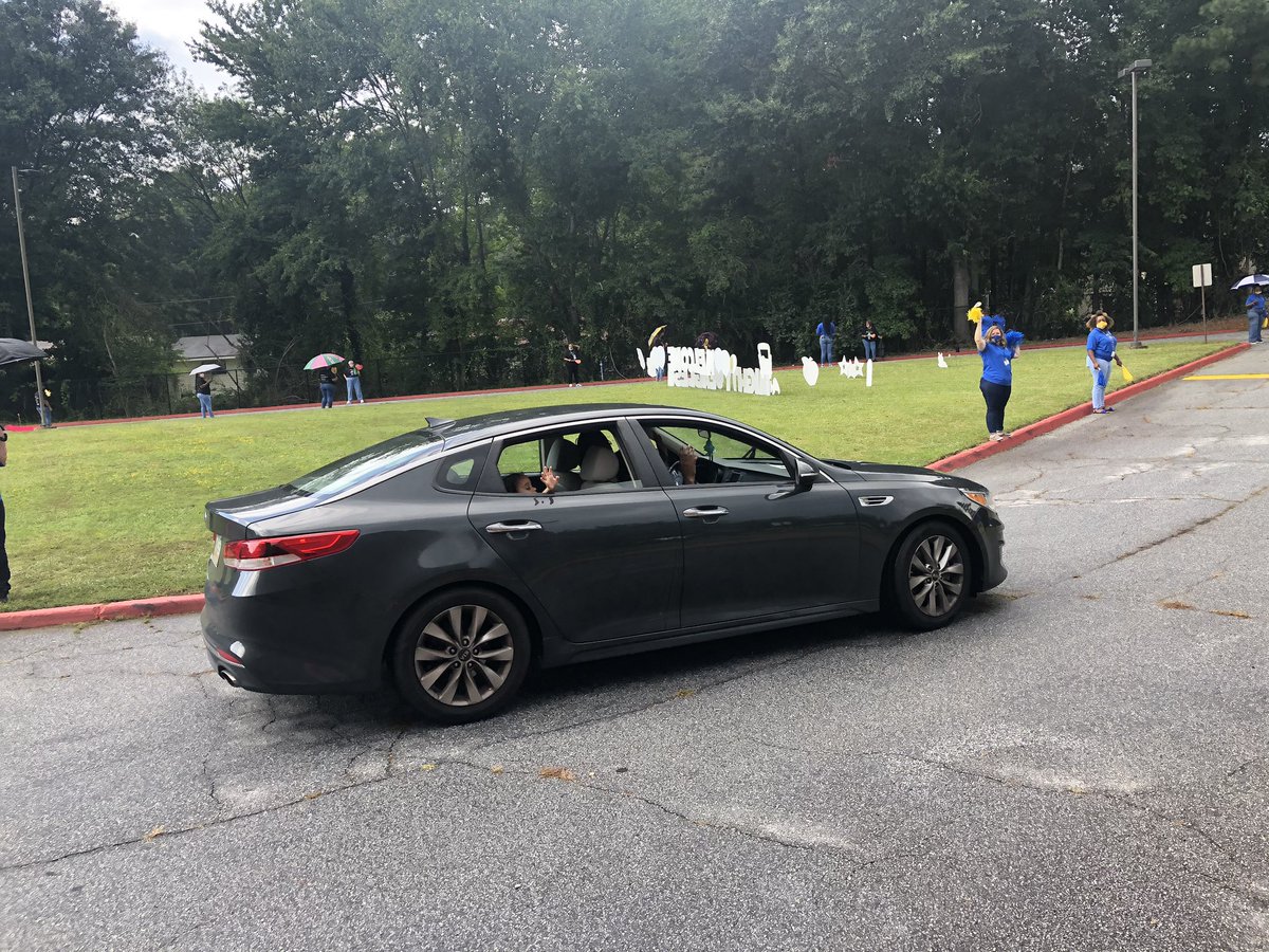 ShateemaTimes3's tweet photo. Can’t wait to see everyone on Monday!! Here are a few of our scholars at the Drive By Parade..#werisetogetherslles #drivebyparade @DrLett_SLLewis @HumblEdD_AP https://t.co/wr8c3ZjGkz