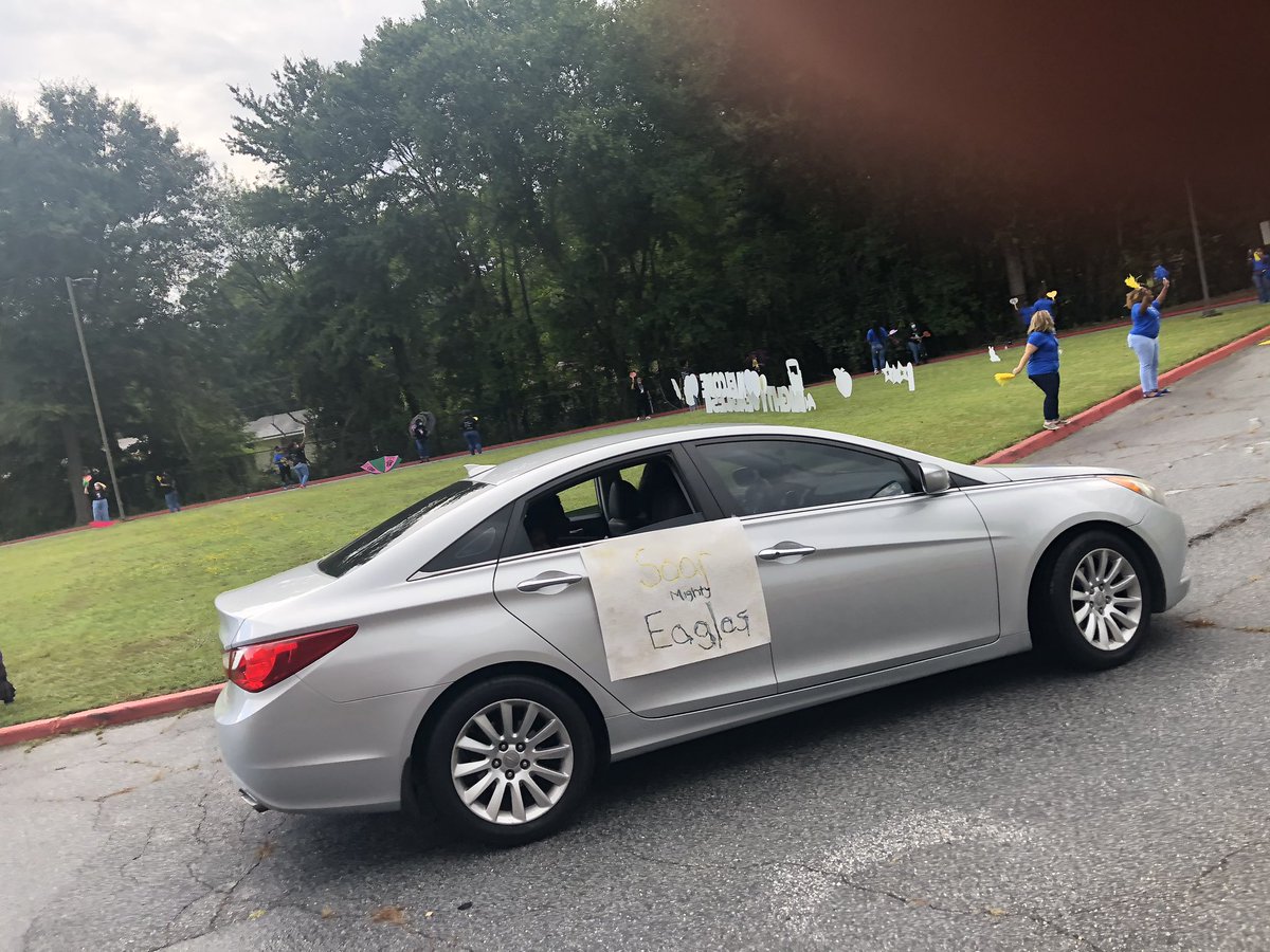 ShateemaTimes3's tweet photo. Can’t wait to see everyone on Monday!! Here are a few of our scholars at the Drive By Parade..#werisetogetherslles #drivebyparade @DrLett_SLLewis @HumblEdD_AP https://t.co/wr8c3ZjGkz