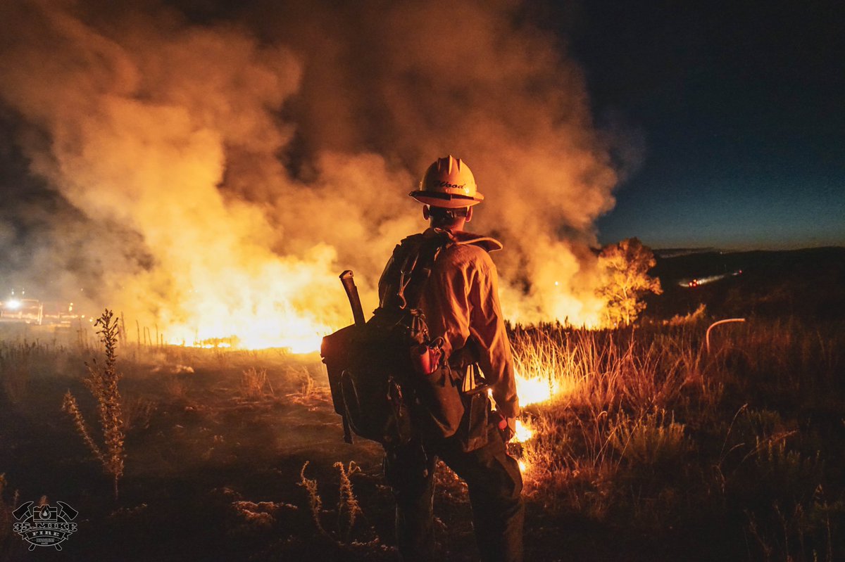 fila_michael's tweet photo. @WHD62566674 on a firing op, Doing what he does best. I’m very happy with the way that this shot came out. #Fire #FireFighter #FiringOp #WildFire #WildFireHomeDefense #NightFire #FirePhoto #VegetationFire #VegFire https://t.co/mWm4MXkfly