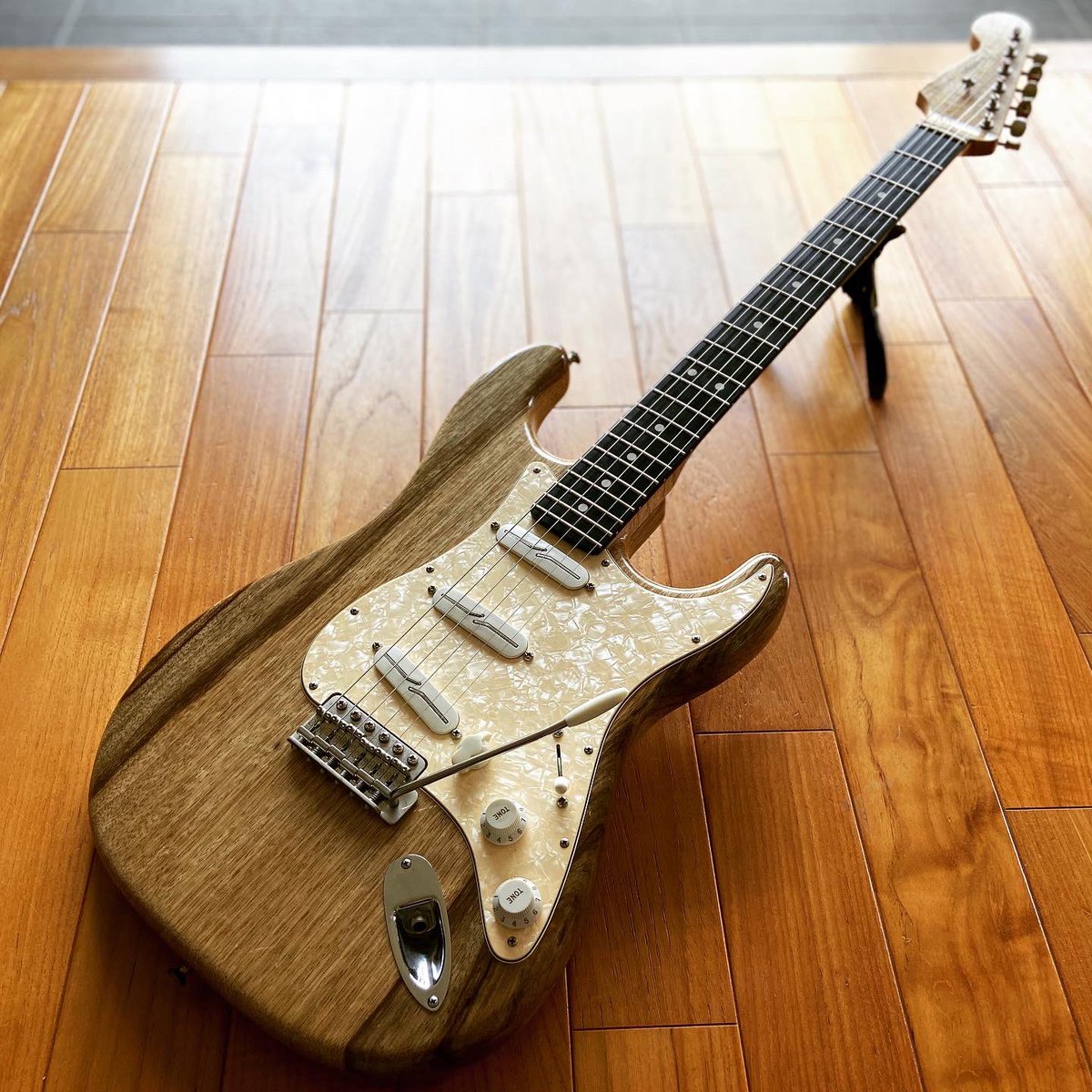 avici2zee's tweet photo. Warmothの中古ネックにWarmothの中古ボディで組んだ一振りを久しぶりにメンテナンス。
ブラックコリーナボディと杢々メイプルネックに真っ黒エボニー指板のミディアムスケール。自分ではまず選ばない中古だからこそのチョイスw
#warmoth #lindyfralin #callaham https://t.co/sAIL5uA27s