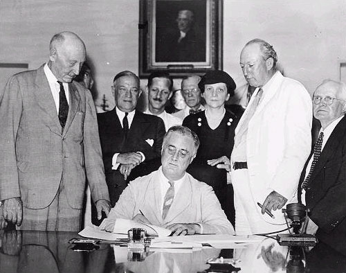 jayoung3292's tweet photo. 85 years ago today, #FDR signed the #SocialSecurityAct into law. Ever since, MILLIONS of #American seniors have been able to retire with dignity and live productive lives. We must fight to preserve #SocialSecurity and @GOP efforts to gut it. #SocSec85 #FBR #FBRParty #Resist https://t.co/Ma1NHRYzrY