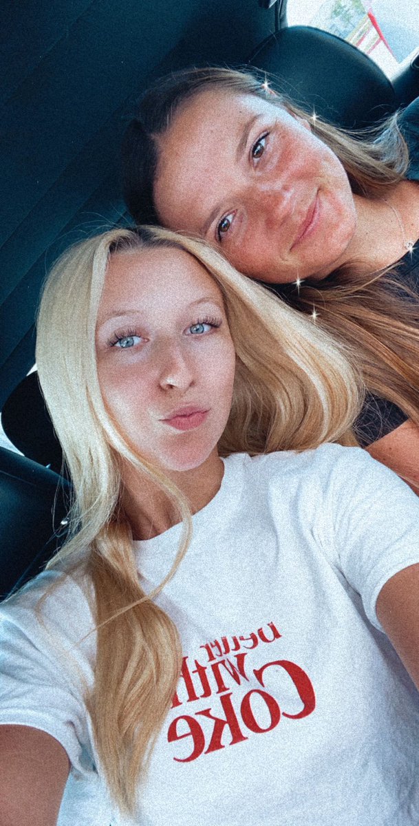 EllieL15's tweet photo. So happy my bestie came to visit before going back to school(: see you soon💕 https://t.co/dDioMY6eET