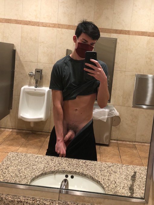 Checking my hair https://t.co/3yExqALskm