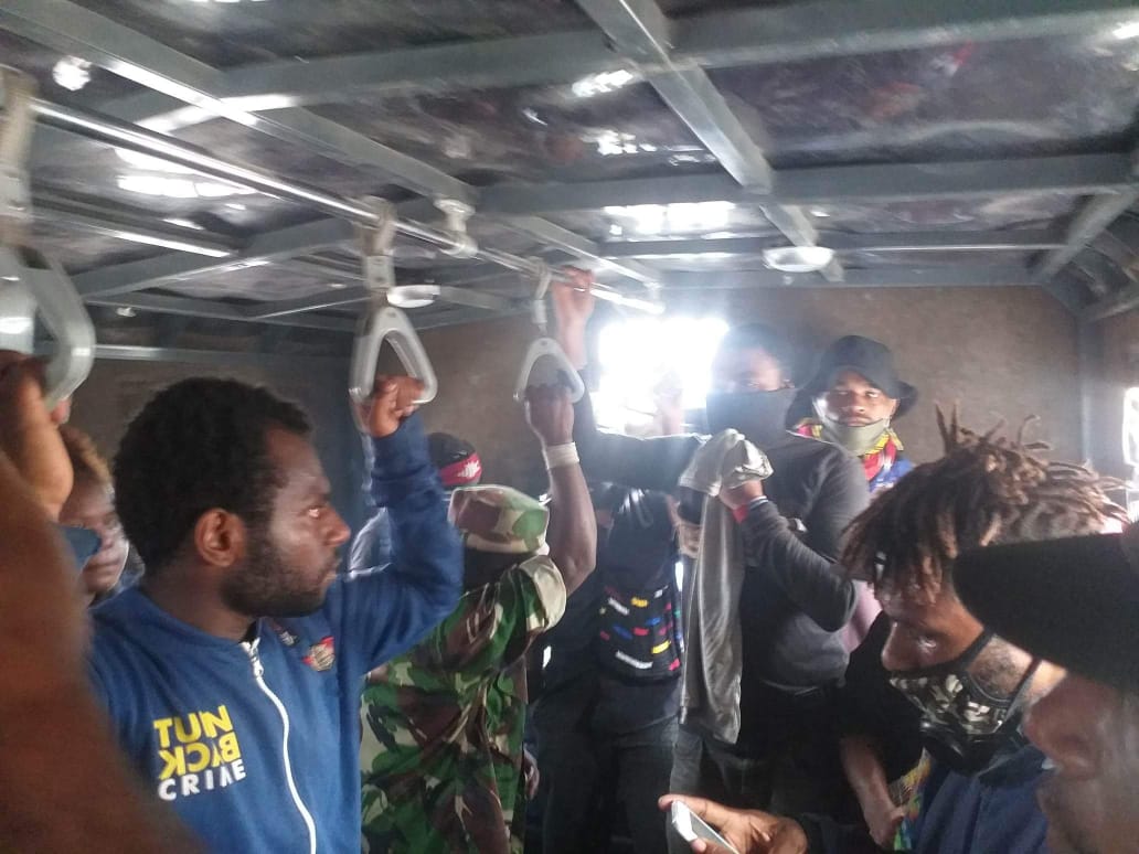 FreeWestPapua's tweet photo. URGENT: At least 29 #WestPapuan people from #ULMWP have been arrested by the #IndonesianPolice and military today in #Sentani, #WestPapua and taken to the police station. Please do RT. #NewYorkAgreement #FreeWestPapua #PapuanLivesMatter #Jayapura #BlackLivesMatter https://t.co/70kn9q61Ch