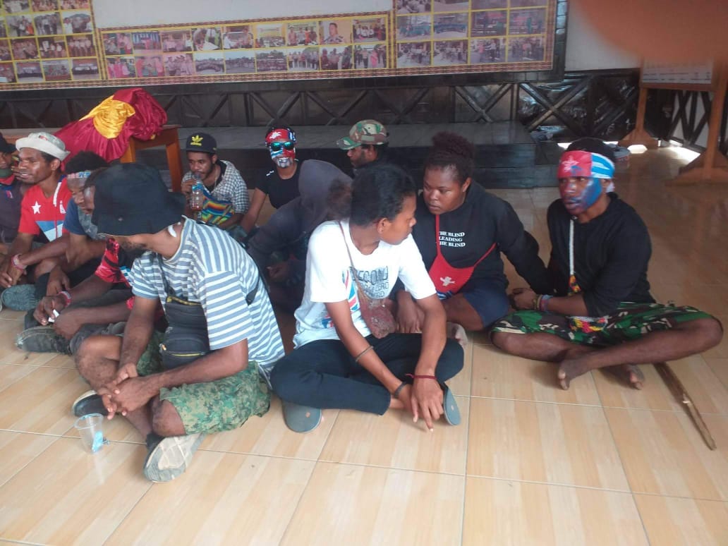 FreeWestPapua's tweet photo. URGENT: At least 29 #WestPapuan people from #ULMWP have been arrested by the #IndonesianPolice and military today in #Sentani, #WestPapua and taken to the police station. Please do RT. #NewYorkAgreement #FreeWestPapua #PapuanLivesMatter #Jayapura #BlackLivesMatter https://t.co/70kn9q61Ch