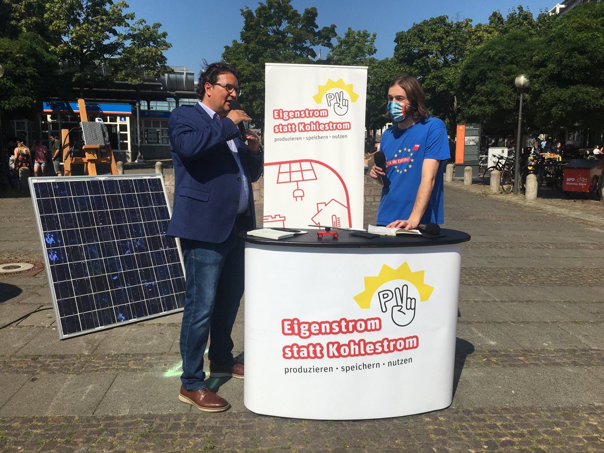 Luka von #FridaysForFuture bei #AktionEigenstrom in #Kiel: Wir sind erfolgreich dabei, dass das Thema Klimaschutz und Energiewende in die Köpfe kommt. Leider gibt es zu noch wenig echtes politisches Handeln. Alle Parteien sind auf einem "anderen Trip" als das was nötig wäre
