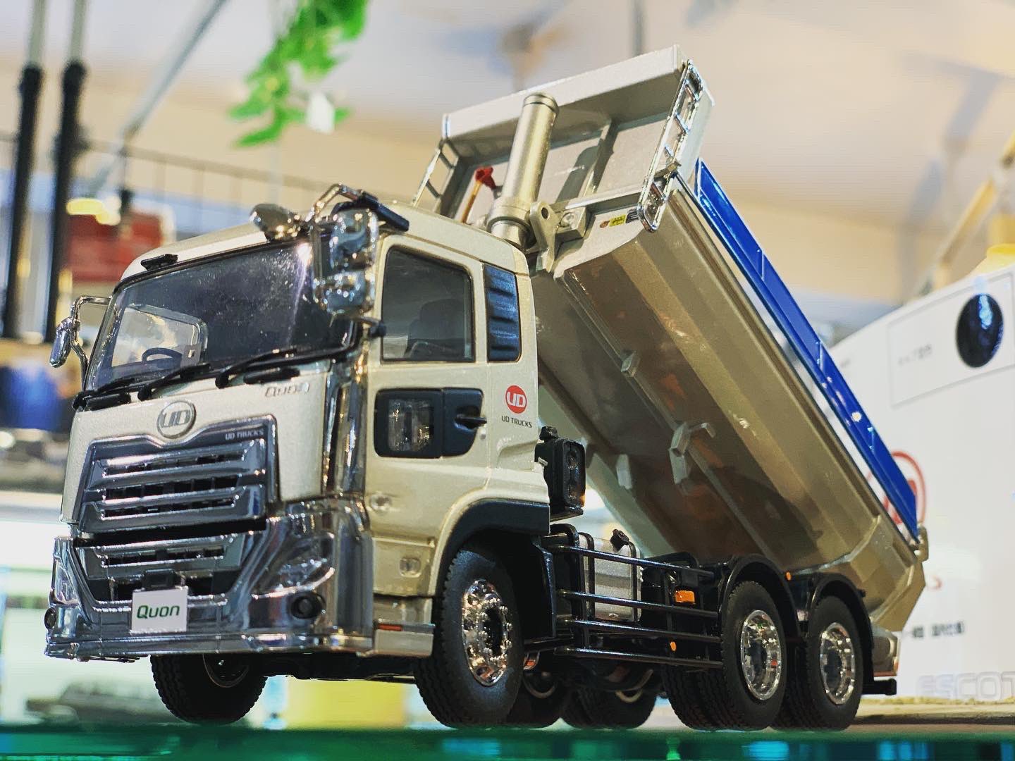 に初値下げ! 新品未開封品 京商 UD TRUCKS クオン QUON ダンプ ダイ