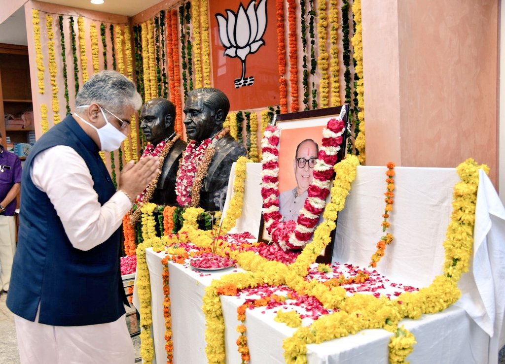 byadavbjp's tweet photo. आज @BJP4India कार्यालय में कुशाभाऊ ठाकरे जी की जयंती पर पुष्पांजलि अर्पित कर नमन किया। https://t.co/Kg0zAd1pSs