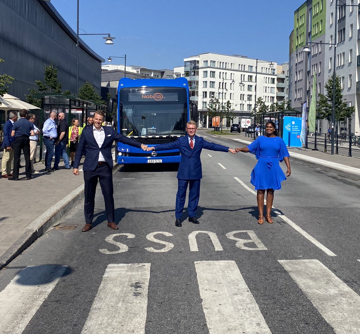 Igår var det premiärtur för Sveriges första riktiga BRT-linje. Blå himmel, blå buss och framtidstro när <a href="/EmmaFeldman23/">Emma Feldman</a> <a href="/NobinaSverige/">Nobina Sverige</a> och jag presenterade ännu ett resultat av vårt samarbete. Och visst för bilden tankarna till legendariska Abbey Road? bussmagasinet.se/2020/08/dags-f…