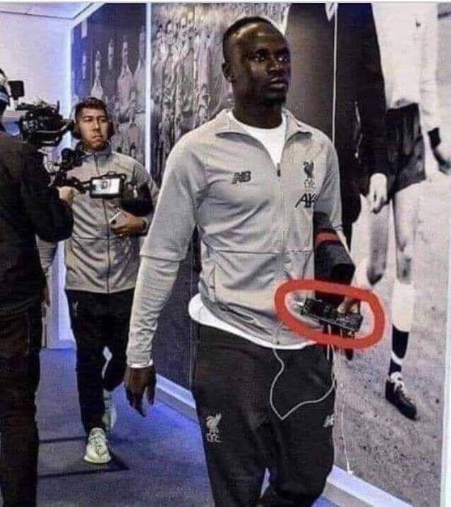 rehavimehmet's tweet photo. Telefonunun camı kırık diye alay konusu olan Liverpool’un Senegalli futbolcusu Sadio Mane:

"Aç kaldım, tarlada çalıştım, yalın ayak oynadım. 10 Ferrari, 20 elmas saat ve jet almak yerine, kazancımdan fakirlere okul yapıp yiyecek ve giysi yardımı yapmayı tercih ediyorum.” https://t.co/GAixefUdtZ