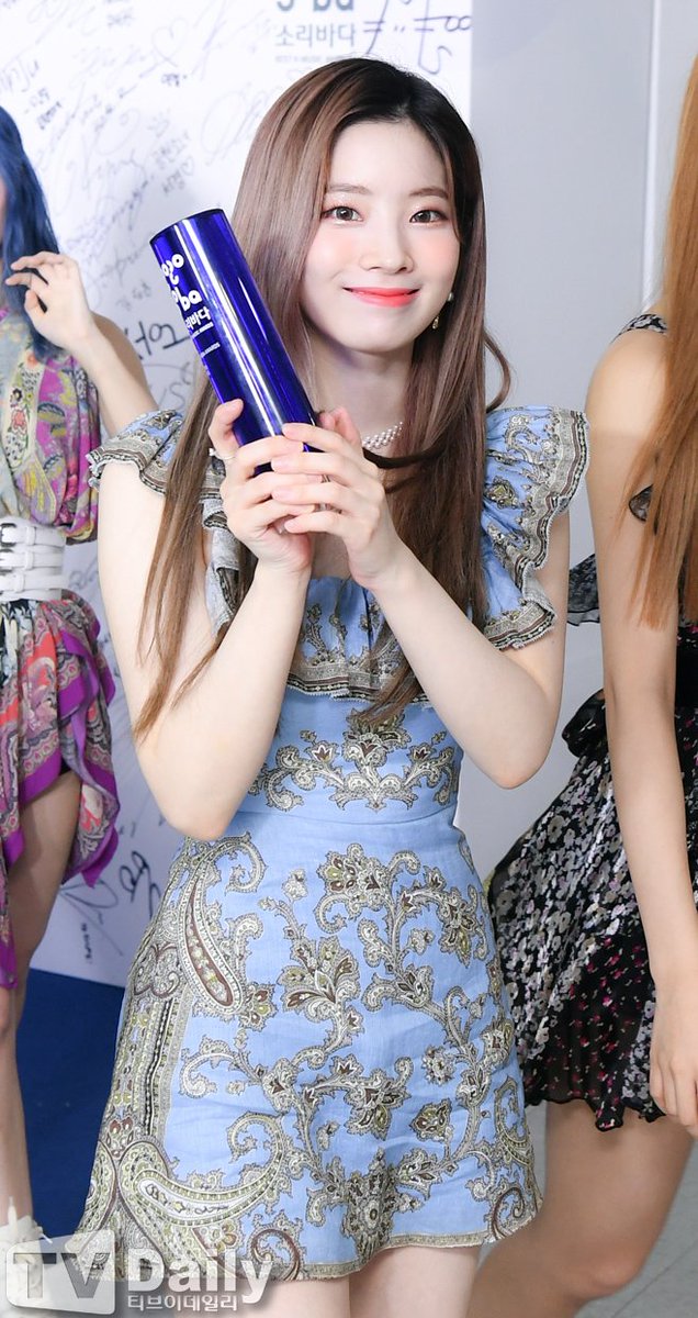 kimdahyun_th's tweet photo. 200813 TWICE​ DAHYUN​ -​ Soribada Awards 2020

#트와이스 #TWICE #다현 #DAHYUN #ดาฮยอน #ダヒョン
#트와이스_인기상_축하해 #soribada2020 https://t.co/Q4wwfXQuJi