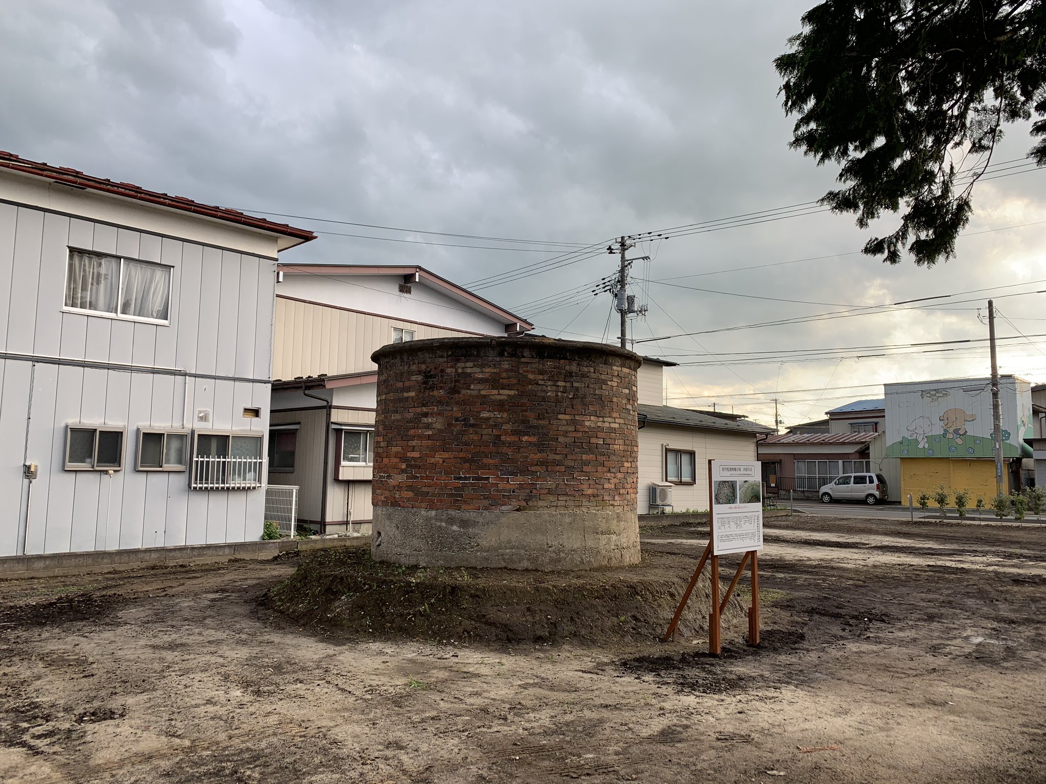 木戸口英司 近所にある花巻防空監視哨聴音壕跡へ 戦中 壕の中に入った隊員が敵機の音を聴き 来襲を察知する施設 しかし 年8月10日 花巻空襲の惨禍 地域有志で保存会が立ち上がり 案内板の設置等 戦争を後世に語り継ぐ活動 75回目の8月15日 地域