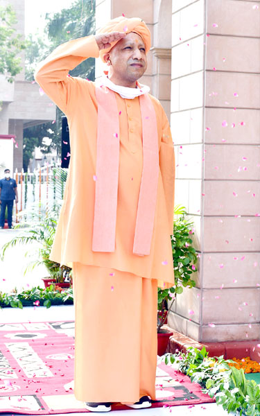 airnewsalerts's tweet photo. #UttarPradesh Chief Minister Yogi Adityanath hoisted national flag at main gate of the state assembly on the occasion of 74th #IndependenceDay. 

#IndiaIndependenceDay
#IDayWithAIR https://t.co/CAULWpSSMI