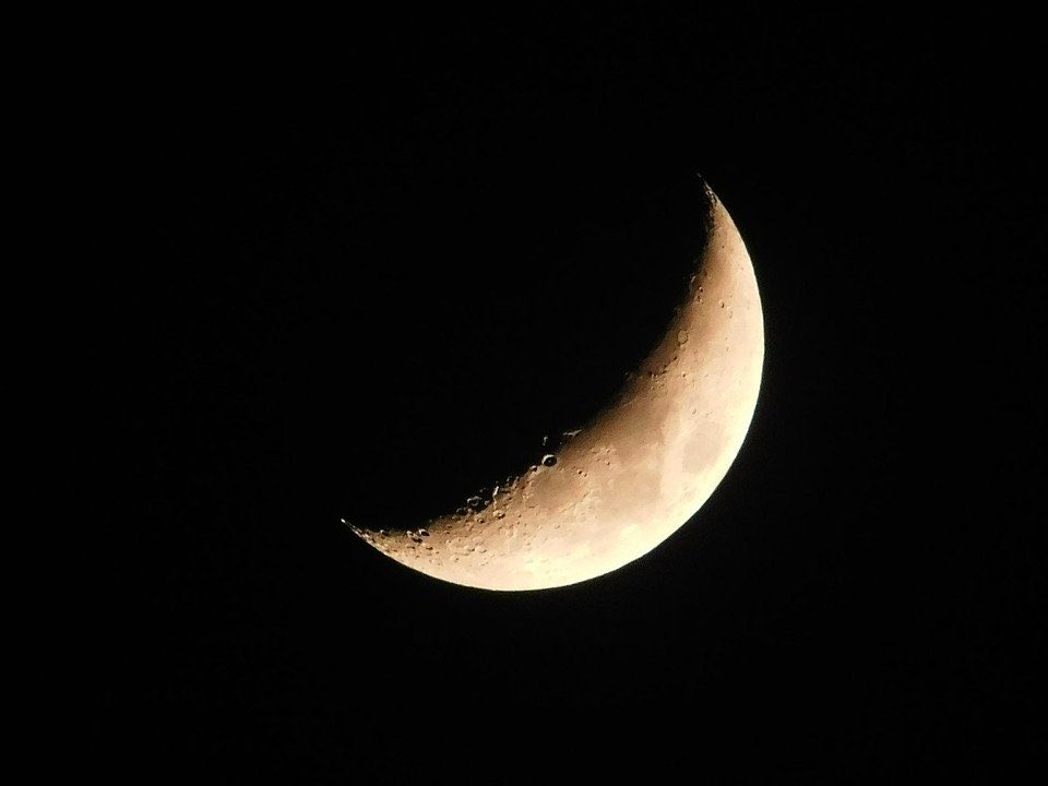 SpaceScience_'s tweet photo. Ce soir et les prochains jours vous pourrez observer une conjonction entre la Lune et Vénus

La jumelle maléfique de la terre se trouvera juste sous le croissant de Lune et brillera énormément dans le ciel. Sans nuage, vous ne les raterez pas! https://t.co/zN0a0FmBAK