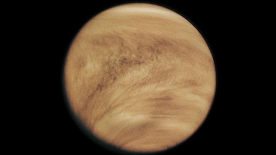 SpaceScience_'s tweet photo. Ce soir et les prochains jours vous pourrez observer une conjonction entre la Lune et Vénus

La jumelle maléfique de la terre se trouvera juste sous le croissant de Lune et brillera énormément dans le ciel. Sans nuage, vous ne les raterez pas! https://t.co/zN0a0FmBAK