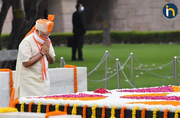 india_narrative's tweet photo. #INPhotoblog | On the occasion of 74th #IndependenceDay, Prime Minister @narendramodi paid homage to #MahatmaGandhi Samadhi at Rajghat, Delhi.
@PMOIndia
#IndiaNarrative https://t.co/Pxl8rjPmIH