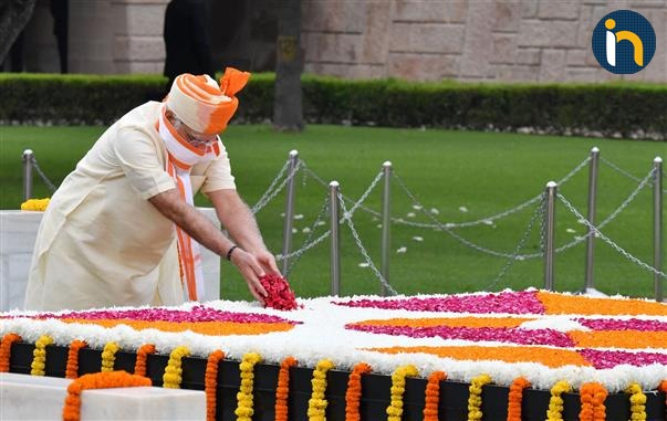 india_narrative's tweet photo. #INPhotoblog | On the occasion of 74th #IndependenceDay, Prime Minister @narendramodi paid homage to #MahatmaGandhi Samadhi at Rajghat, Delhi.
@PMOIndia
#IndiaNarrative https://t.co/Pxl8rjPmIH