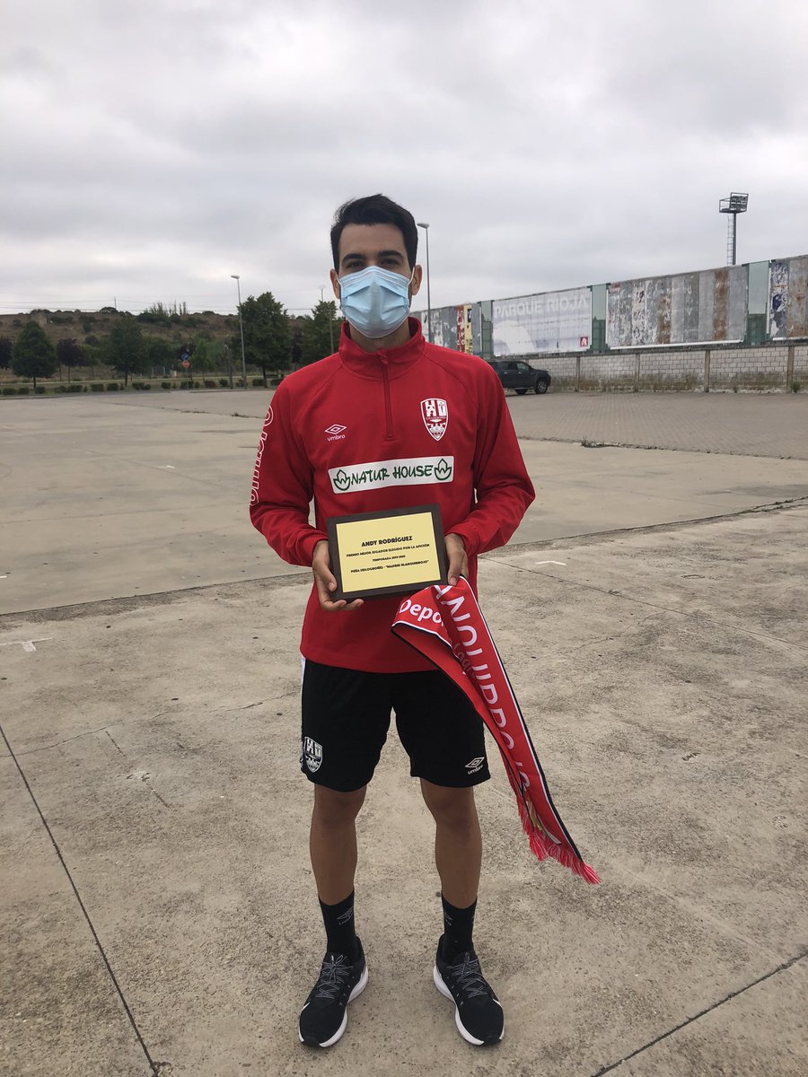 udl_madrid's tweet image. BLANQUIRROJOS!!! ⚪️🔴⚪️🔴
Después de las encuestas realizadas a final de la temporada pasada, la del inolvidable ascenso, hoy hemos entregado el premio de mejor jugador para la afición al ganador @andyrodriguezg 👏👏
#madridblanquirrojo #UDLog