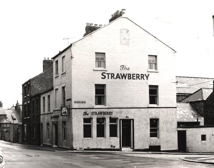 JohnLayton6's tweet photo. Iconic pub, photo from 1966 #thestrawberry #NUFC #Newcastle https://t.co/5dOlY4d13z