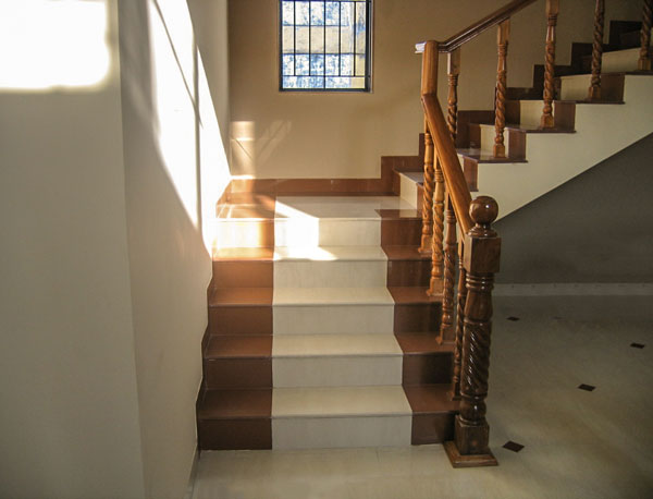 Gharpedia's tweet photo. Striking RCC Staircase Cladded with Marble Treads-Risers &amp; Traditional Wooden Carved Balustrades Railings by Sthapati Designers &amp; Consultants Pvt. Ltd. from our  🤩 Best Home Sections. Have a glance! ✨ Visit: https://t.co/bFctTlSn38 

#staircasedesign #BestHomeDesign #gharpedia https://t.co/qopbg1kM0K