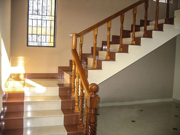 Gharpedia's tweet photo. Striking RCC Staircase Cladded with Marble Treads-Risers &amp; Traditional Wooden Carved Balustrades Railings by Sthapati Designers &amp; Consultants Pvt. Ltd. from our  🤩 Best Home Sections. Have a glance! ✨ Visit: https://t.co/bFctTlSn38 

#staircasedesign #BestHomeDesign #gharpedia https://t.co/qopbg1kM0K