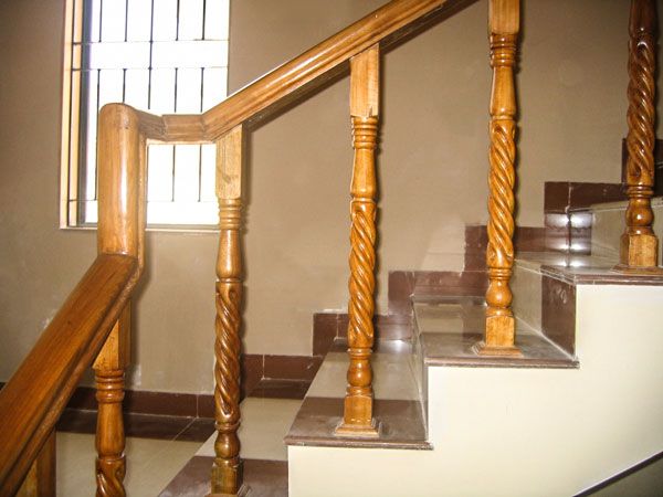 Gharpedia's tweet photo. Striking RCC Staircase Cladded with Marble Treads-Risers &amp; Traditional Wooden Carved Balustrades Railings by Sthapati Designers &amp; Consultants Pvt. Ltd. from our  🤩 Best Home Sections. Have a glance! ✨ Visit: https://t.co/bFctTlSn38 

#staircasedesign #BestHomeDesign #gharpedia https://t.co/qopbg1kM0K