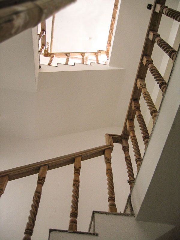 Gharpedia's tweet photo. Striking RCC Staircase Cladded with Marble Treads-Risers &amp; Traditional Wooden Carved Balustrades Railings by Sthapati Designers &amp; Consultants Pvt. Ltd. from our  🤩 Best Home Sections. Have a glance! ✨ Visit: https://t.co/bFctTlSn38 

#staircasedesign #BestHomeDesign #gharpedia https://t.co/qopbg1kM0K