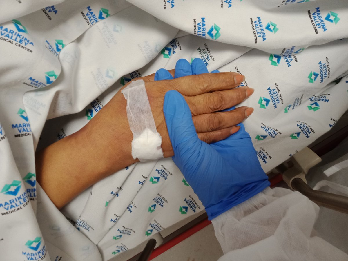 alwace_hapi's tweet image. mama, mahal na mahal kita. magpahinga ka na, alam kong pagod ka na :&apos;( bantayan mo kami palagi, mahal na mahal kita 😭 ang sakit 😭