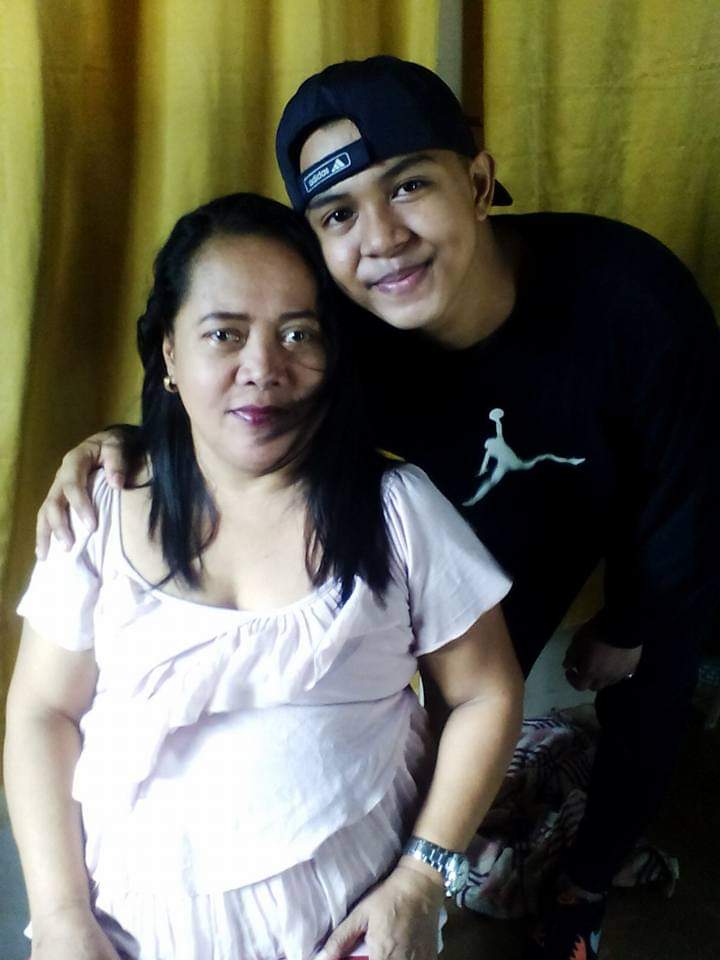 alwace_hapi's tweet image. mama, mahal na mahal kita. magpahinga ka na, alam kong pagod ka na :&apos;( bantayan mo kami palagi, mahal na mahal kita 😭 ang sakit 😭