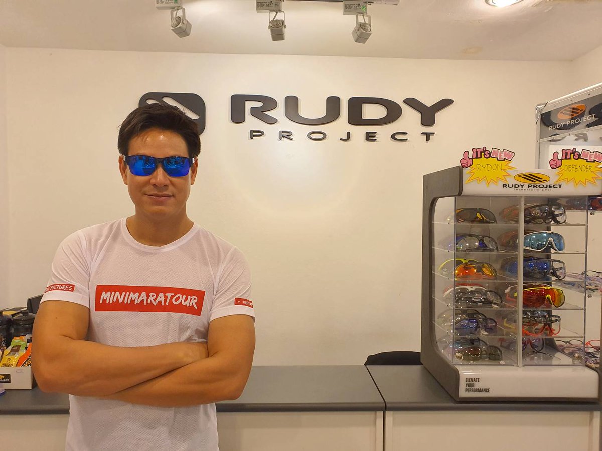 kritkrittapas's tweet photo. รับแว่นกันแดดใหม่จาก @rudyprojectthailand มีอาวุธใหม่อย่างนี้ รายการ #มินิมาราทัวร์ ทริปต่อไปสงสัยคงได้ท่องทะเล 🌊🐳🚤
#MinimaraTour
#SpinAir58 Crystal Blue
#RunTheOne https://t.co/rKqoJyFgYy