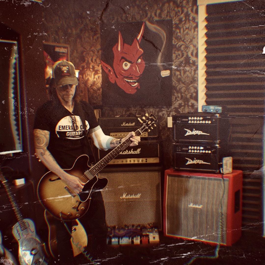 Myles kennedy pictures. Brooklyn fire. Майлз кеннеди американский музыкант. Tomorrow tracks. Майлз кеннеди американский музыкант.