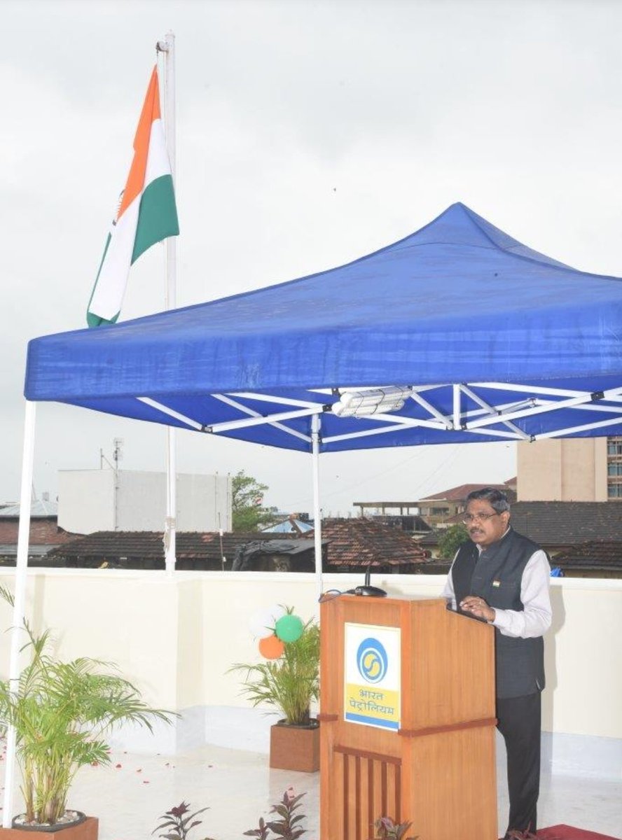 BPCLimited's tweet photo. Shri D Rajkumar, Chairman and Managing Director, leads team #BharatPetroleum in Independence Day Celebrations, by hoisting National Flag in #Mumbai.
#IndependenceDayIndia2020 
#EnergisingLives https://t.co/cHB3DZ3ppx