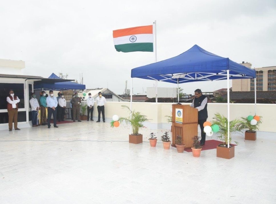 BPCLimited's tweet photo. Shri D Rajkumar, Chairman and Managing Director, leads team #BharatPetroleum in Independence Day Celebrations, by hoisting National Flag in #Mumbai.
#IndependenceDayIndia2020 
#EnergisingLives https://t.co/cHB3DZ3ppx