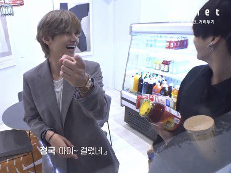 Kim_ByTaehyung_'s tweet image. Ver las carcajadas de Tae🤣🤣🤣🤣
Jungkookie te pasaste 😂😆y Tae diciéndote una y otra vez ey! señalando la cámara 🤣😂😆

#ILAND_EP7
@BTS_twt