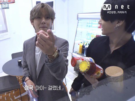 Kim_ByTaehyung_'s tweet image. Ver las carcajadas de Tae🤣🤣🤣🤣
Jungkookie te pasaste 😂😆y Tae diciéndote una y otra vez ey! señalando la cámara 🤣😂😆

#ILAND_EP7
@BTS_twt